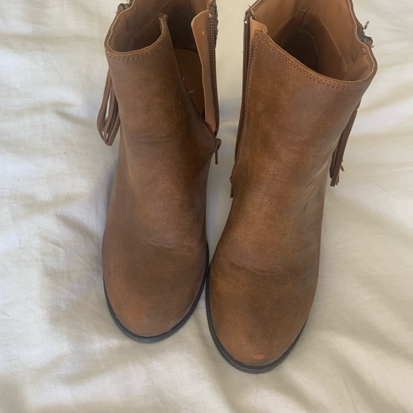 Cute cognac boots, w/ braid and tassel detail - Picture 2 of 2